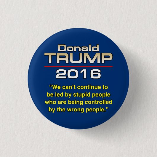 TRUMP STUPID MENSEN RONDE BUTTON 3,2 CM (Voorkant)