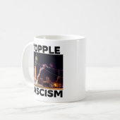 TRUMP "TOPPLE FASCISM" COFFE MUG KOFFIEMOK (Voorkant links)
