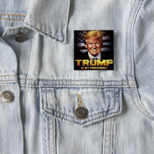 TRUMP TROTS VIERKANTE BUTTON 5,1 CM (In situ)