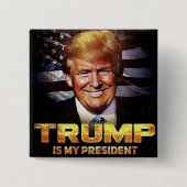 TRUMP TROTS VIERKANTE BUTTON 5,1 CM (Voorkant)
