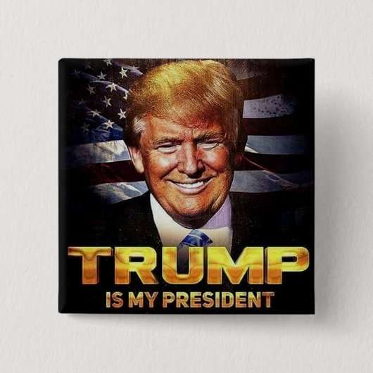 TRUMP TROTS VIERKANTE BUTTON 5,1 CM (Voorkant)