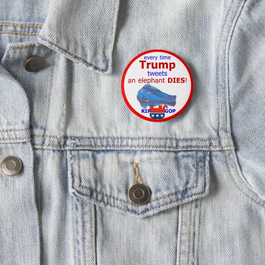 Trump Tweets & An Elephant Dies Ronde Button 5,7 Cm (In situ)