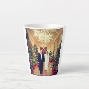 Trump US President White House Kerstmis Latte Mok