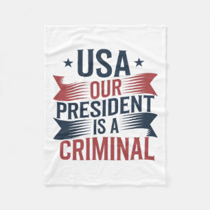 Trump USA Ons President is een misdadiger Fleece Deken