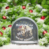 TRUMP VERKLAART KRIJGSWET MAN DE BARRICADES SNEEUWBOL (Kerstmis)