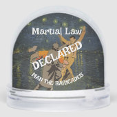 TRUMP VERKLAART KRIJGSWET MAN DE BARRICADES SNEEUWBOL (Achterkant)