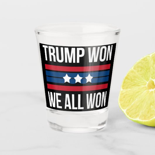 Trump won We All Won 2024 Amerikaanse vlag Trump w Shot Glas (Voorkant)