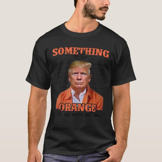 Trump zegt iets in het Sinaasappel dat we niet D z T-shirt (Voorkant)
