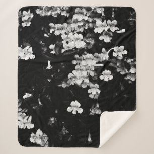 Trumpet Flowers (zwart-wit) Sherpa Deken
