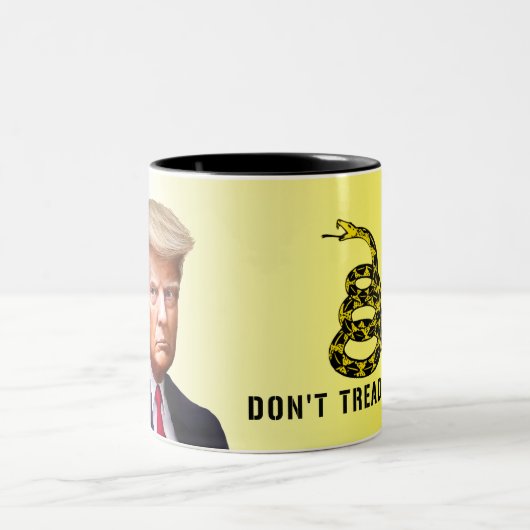Trump's onofficiële Mok met Don't Tread on Me (Center)