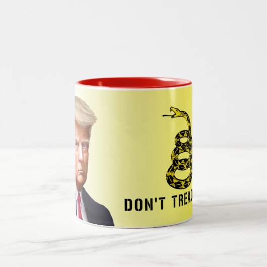 Trump's onofficiële Mok met Don't Tread on Me (Center)
