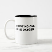 TRUST GEEN ENKELE MOK VAN OXYGEEN (Links)
