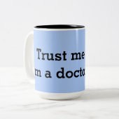 Trust Me Doc Tweekleurige Koffiemok (Voorkant links)
