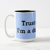 Trust Me Doc Tweekleurige Koffiemok (Links)