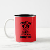Trust Me I’m a Dogtor Tweekleurige Koffiemok (Links)