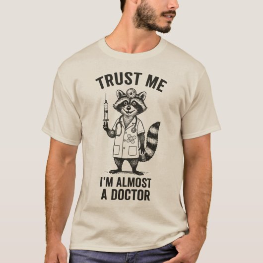 Trust Me, I’m Almost a Doctor – Funny Raccoon Med T-shirt (Voorkant)