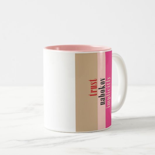 "Trust Nabokov impliciet" Tweekleurige Koffiemok (Voorkant rechts)