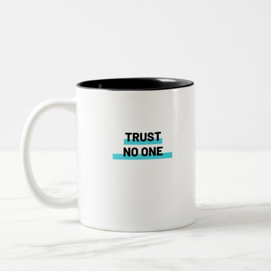 Trust No One Slogan Tweekleurige Koffiemok (Links)