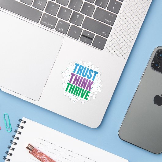 Trust Think Thrive – Motivational Quote Design Sticker (Laptop met iPhone)
