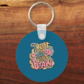 Trust Your Gut But Use Your Brain Motivational Des Sleutelhanger (Voorkant)