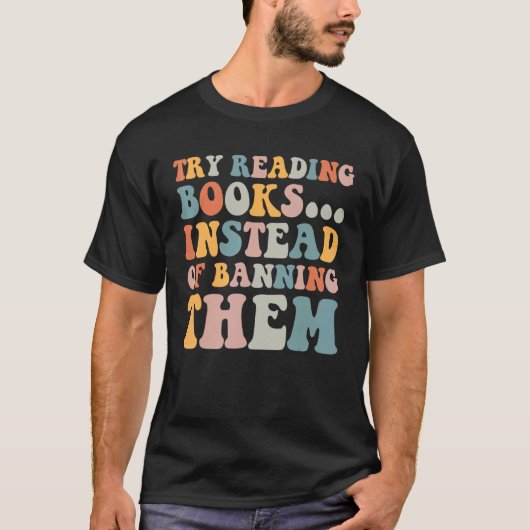try reading books instead of banning them Groovy B T-shirt (Voorkant)