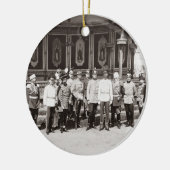 Tsar Nicholas II (1868-1918) die in de garde staat Keramisch Ornament (Links)