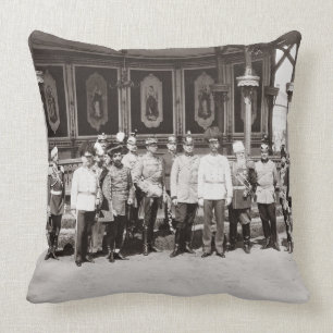 Tsar Nicholas II (1868-1918) die in de garde staat Kussen