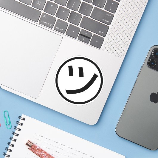 ㋡ Tsu Kana Katakana Smiling Emoji/Emoticon Sticker (Laptop met iPhone)
