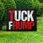 Tuck Frump Funny Anti Donald Trump Tuinbord<br><div class="desc">Tuck Frump. Een grappig politiek ontwerp voor het verzet tegen een demonstratie of een demonstratie tegen Trump. We moeten hem belazeren door collusie met Rusland. Anti Trump humor gift.</div>