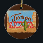 Tucson Arizona Cartoon Desert Vintage Travel Keramisch Ornament<br><div class="desc">Tucson Arizona neo vintage reisontwerp in een grappige cartoon retro-stijl met de woestijn,  een cactus en rotsen. Blauw,  bruin en rood met groene cactus.</div>