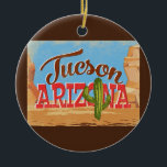 Tucson Arizona Cartoon Desert Vintage Travel Keramisch Ornament<br><div class="desc">Tucson Arizona neo vintage reisontwerp in een grappige cartoon retro-stijl met de woestijn,  een cactus en rotsen. Blauw,  bruin en rood met groene cactus.</div>