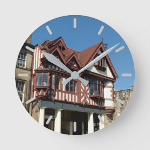 Tudor oak lijst building, Edinburgh, Schotland Ronde Klok