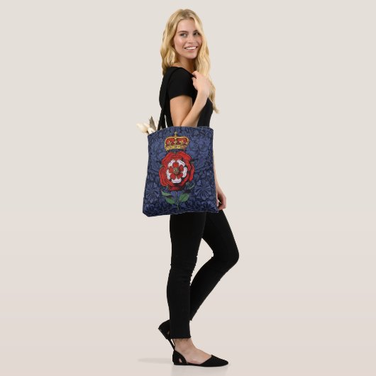 Tudor Roos Rood en Wit Tote Bag (Op model)