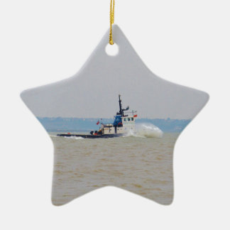 Tug-boot, slagwind en breedband keramisch ornament