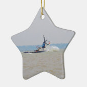 Tug-boot, slagwind en breedband keramisch ornament (Links)