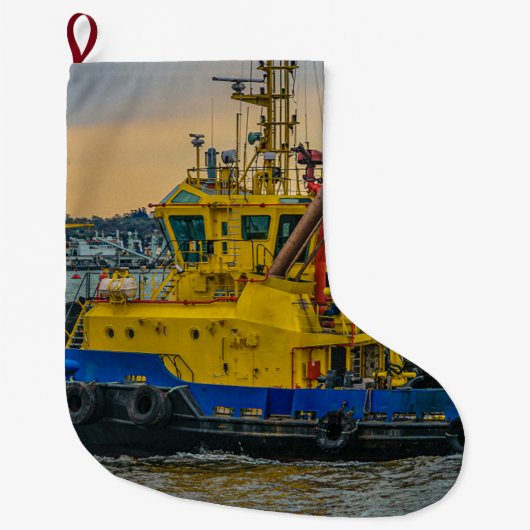 Tugboat sailing at river, montevideo, uruguay grote kerstsok (Voorkant)