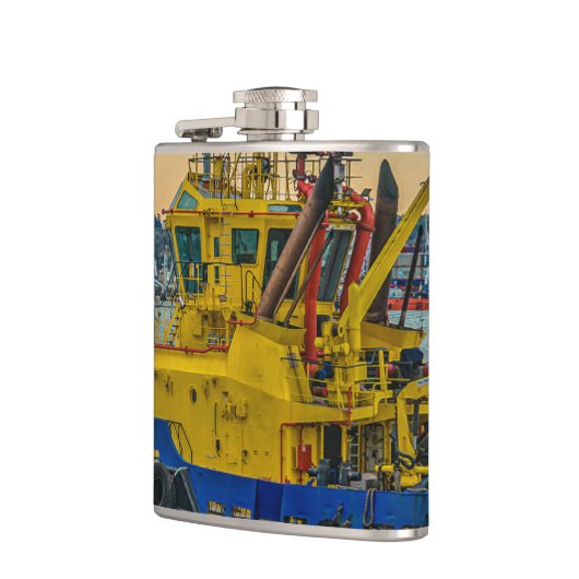 Tugboat sailing at river, montevideo, uruguay heupfles (Links)