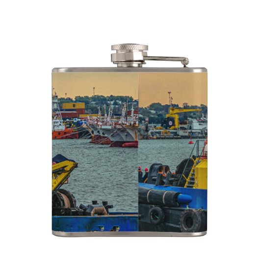 Tugboat sailing at river, montevideo, uruguay heupfles (Achterkant)