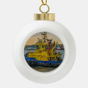 Tugboat sailing at river, montevideo, uruguay keramische bal ornament