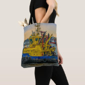 Tugboat sailing at river, montevideo, uruguay tote bag (Dichtbij)
