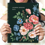 Tuin Botanische Aangepaste Naam Bloemen Planner<br><div class="desc">Dit prachtige ontwerp toont een weelderige opstelling van op vintage geïnspireerde tuinbloemen in roze, blauw, crème en koraaltinten, tegen een diepgroene achtergrond. Gepersonaliseerd met een aangepaste naam en het jaar 2025, biedt het tijdloze elegantie en sophisticatie. Ideaal voor liefhebbers van natuur, tuinliefhebbers of iedereen die zich aangetrokken voelt tot klassieke...</div>