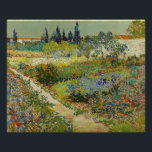 Tuin in Arles Vincent Van Gogh Foto Afdruk<br><div class="desc">De tuin in Arles door Vincent Van Gogh, olie op canvas 1888, is een landschapsschilderij van een kleine voetpad door een besproeiende tuin van bloembedden onder een zonnige hemel, met fruitbomen, struikgewas, cypersen en landelijke Franse gebouwen op de achtergrond. Met gevarieerde penseelstreken die de vorm, de groei en de beweging...</div>