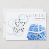 Tuin met blauwe hortensia's en zeesterren aan zee save the date (Voorkant)