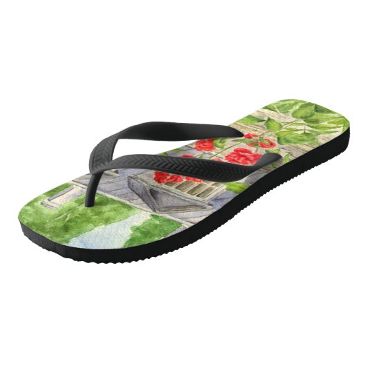 Tuin met rozen in de buurt van het huis teenslippers (Schuin)