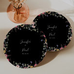 Tuin Multicolor Wildflower Trouwtaart Papieren Bordje<br><div class="desc">Dit veelkleurige wildflower bruidstaart papier bord is ideaal voor een moderne bruiloft receptie. Het ontwerp is voorzien van een veelkleurig assortiment van roze, blush, paarse, geel, wit, violet, rood, bordeauxrode wilde bloemen in een zwarte achtergrond. Maak het je eigen door de namen van de bruid en bruidegom en trouwdatum toe...</div>
