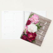 Tuin pioenroos bloemen op rustiek hout planner (Display)