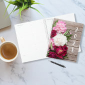 Tuin pioenroos bloemen op rustiek hout planner