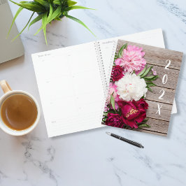 Tuin pioenroos bloemen op rustiek hout planner