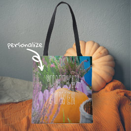 Tuin stilleven met een oranje pompoen tote bag