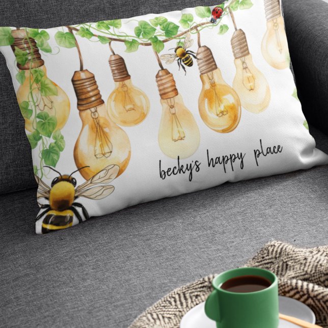 Tuin Vine en String Lights met Bee en Ladybug Accent Kussen (Cute garden string lights and bumble bees with a lady bug and green ivy vine on customizable pillow.)